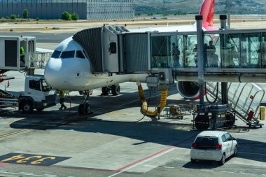 Skybridge yolcuları için Barajas Madrid havaalanındaki uçağa giriş izni.