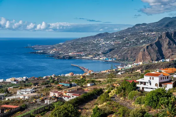 La Palma adasının panoramik manzarası, Kanarya Adaları 'ndaki adanın etrafını saran bakış açısıyla