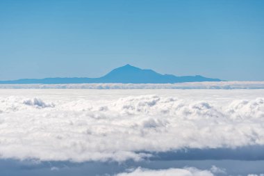 Volkanik dalgalar ve bulutlar denizi