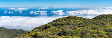 Atlantik Okyanusu, La Palma, Kanarya Adaları üzerindeki bulutların ve dağların büyük panoramik manzarası.