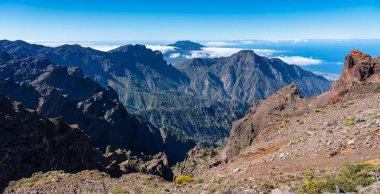 Bulutlardan yükselen volkanik bir volkanik kayanın etkileyici sıradağları, La Palma, Kanarya Adaları