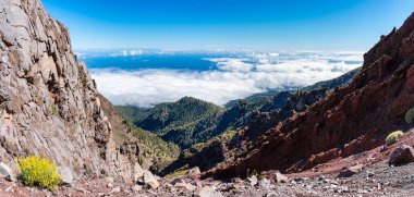 Okyanus, La Palma, Kanarya Adaları 'ndaki dağların ve bulutların oluşturduğu nefes kesen manzaranın muhteşem panoramik görüntüsü.