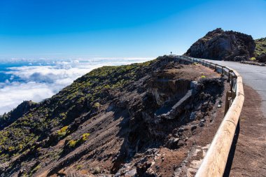 La Palma, Kanarya Adaları 'ndaki volkanik kayaların arasından dağın zirvesine çıkan yol.