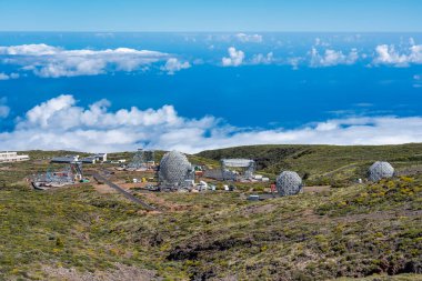 La Palma, Kanarya Adaları 'ndaki dağın zirvesinde bir dizi astronomik gözlem tesisi var.