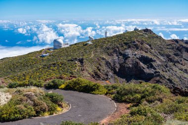 Gökyüzü açık, La Palma, Kanarya Adaları 'na kurulmuş astronomik teleskoplar.