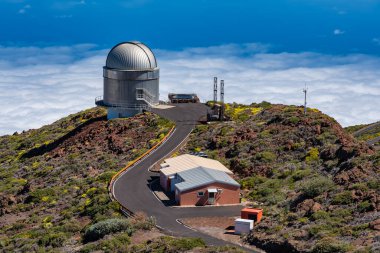 İspanya 'nın La Palma Kanarya Adası' ndaki evreni görselleştirmek için bir teleskop..