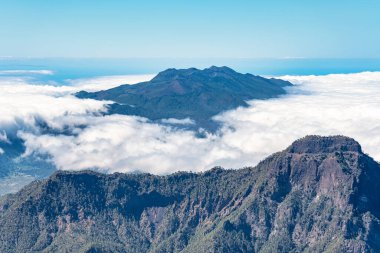Roque de los Muchachos 'un tepesinden nefes kesici manzara, La Palma Adası, Kanarya Adaları