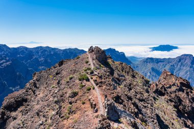 Roque del Muchacho, Kanarya Adaları, La Palma 'daki volkanik kayalar arasında uzanan patika..