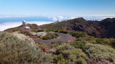 Dağın tepesindeki gökyüzü saf ve temiz astronomik gözlemevleri, La Palma Adası, Kanarya Adaları