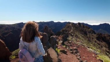 Roque de los Muchachos, La Palma, Kanarya Adaları 'ndan manzaranın keyfini çıkaran turist kadın.