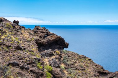 Kanarya Adaları 'ndaki La Palma volkanik adasının kıyısındaki kayalıklar