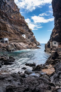 Poris de Candelaria, La Palma, Kanarya Adaları, deniz kenarındaki bir kaya mağarasına inşa edilen evlerin büyüleyici konumu
