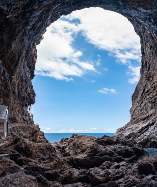 Poris de Candelaria, La Palma Adası, Kanarya Adaları 'ndaki deniz kenarındaki volkanik kayada büyüleyici bir mağara.