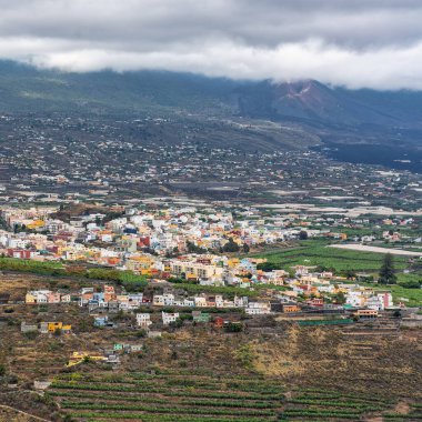 Kanarya şehri Los Llanos, La Palma, Kanarya Adaları 'nda patlayan volkanın yanında.