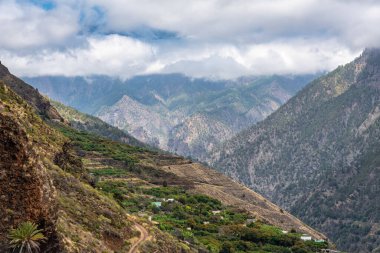 La Palma Kanarya Adası 'nın batı kıyısındaki kasabaları çevreleyen büyük dağlar.