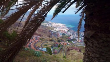 Santa Cruz de la Palma şehri rüzgarda savrulan palmiye yapraklarıyla, La Palma