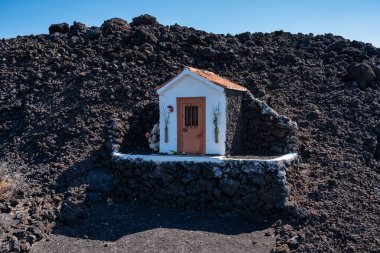 La Palma, Kanarya Adaları 'ndaki volkanik lavlarla çevrili küçük bir ibadet yeri.