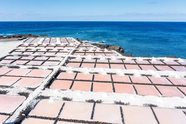 Kanarya Adaları, La Palma Adası 'nın güneyinde tuz elde etmek için denizin kenarındaki tuzlu düzlükler..