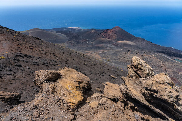 Вулканический пейзаж, видимый с вершины вулкана Тенегия на фоне моря, Ла-Пальма, Канарские острова.