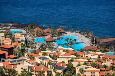 İspanya 'nın La Palma Kanarya Adası' ndaki bir sahil beldesinin yanındaki muz tarlaları.