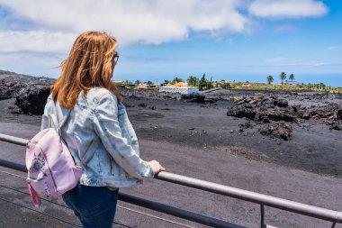 Kanarya Adaları 'ndaki La Palma adasında oluşan volkanik ay manzarasını tasarlayan turist kadın.