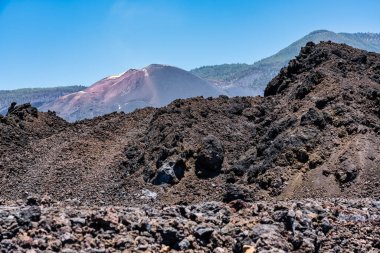 Cumbre Vieja volkanı tarafından uygulanan muazzam miktarda volkanik kaya La Palma adasının arka planında görülebilir.