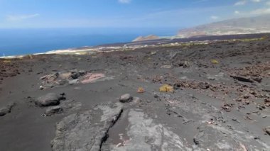 Cumbre Vieja volkanı La Palma 'nın son patlamasının külleri ve volkanik kayaları nedeniyle ay manzarası