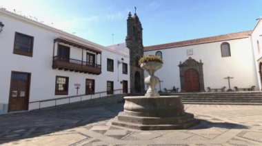 Beyaz cepheli, Kanarya Adaları 'ndaki sömürge binalarıyla La Palma adasının başkentinde geziniyor.