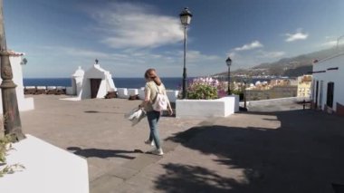 Kanarya Adaları 'ndaki La Palma adasının ortaçağ savunma kalesini ziyaret eden dişi turist