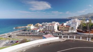 La Palma adasının deniz ve dağlar arasındaki panoramik manzarası, Santa Cruz, Kanarya Adaları