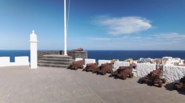 Santa Cruz de la Palma, Kanarya Adaları 'nı korumak için ortaçağ toplarıyla dolu savunma kalesi.