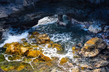 Volkanik kayaların kayalıkları dalgaların kırıldığı yerde taş kemerler oluşturur, La Faja, La Palma Adası