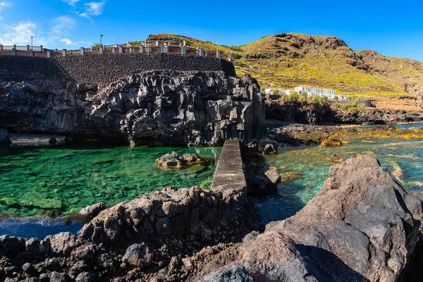 Deniz kenarındaki volkanik kayaların manzarası sakin suların doğal havuzları, La Fajana, La Palma Adası