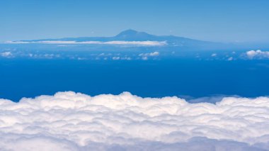 İspanya 'nın en yüksek dağı olan Teide Volkanı' nın panoramik manzarası Kanarya Adaları 'ndaki bir uçaktan