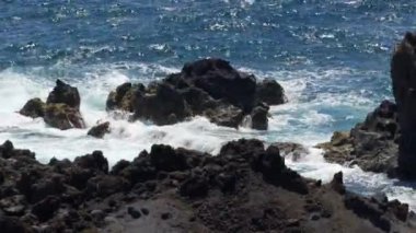 Kanarya Adaları 'ndaki La Palma adasının açıklarındaki volkanik kayalar arasında sürekli deniz suyu hareketi.