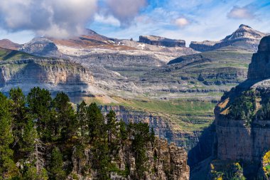 Dağın tepesinde, Fransız ve İspanyol Pirenelerini birbirine bağlayan Rolandos Geçidi adında bir açıklık var.