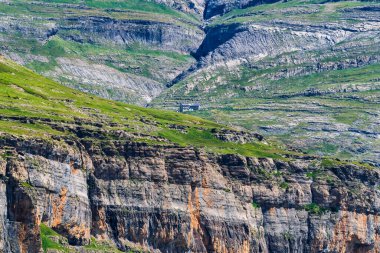 Goriz, Ordesa Vadisi 'nin tepesindeki sığınak. Dağcılar ve yürüyüşçüler için bir zorunluluk. İspanyol Pireneleri.