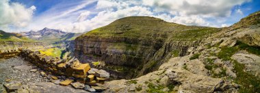 İspanyol Pireneleri 'nin yaz sezonundaki muhteşem panoramik manzarası, Ordesa Vadisi ve Monte Perdido