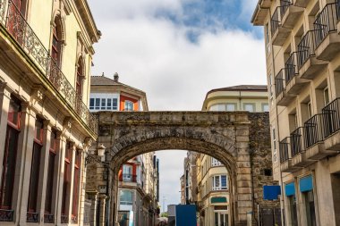 Galiçya 'nın Lugo şehrindeki Obispo Aguirre şehrinin Roma döneminin çevre duvarına giriş kapısı.