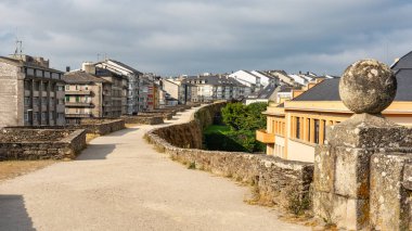 İspanya 'nın Lugo kentini çevreleyen Roma duvarı boyunca uzanan kumlu yolun panoramik görüntüsü