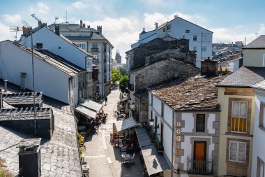 Lugo, İspanya, 8 Ağustos 2024: Bar alanı ve masaları olan cadde Lugo, Galiçya 'nın şehir merkezinde oturmak ve içki içmek için