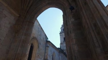 Lugo Katedral Kulesi, Galiçya 'nın büyük bir taş kemerinden görüldü.