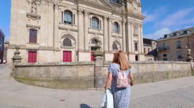 Dünya mirası olan Galiçya 'nın Lugo katedraline doğru yürüyen turist kadın.