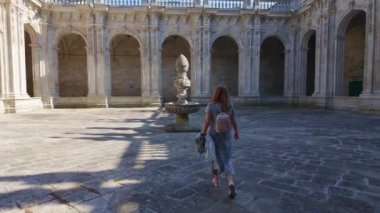 Lugo Katedrali 'nin manastırında yürüyen turist kadın etkileyici mimari kompleksi Galiçya.