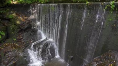Taramundi, Asturias 'ın su değirmenlerini taşıran şelale.