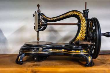 İspanya 'nın köylerinde kullanılan çok eski bir dikiş makinesi.