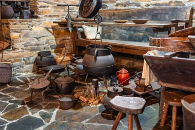 İspanya 'nın eski kasabalarının mutfaklarında kullanılan farklı antika eşyalar.