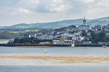 Kıyı kasabası Ribadeo, İspanya, Galiçya 'ya giren deniz kıyısındaki haliçler.
