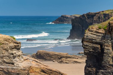 Katedrallerin, Galiçya 'nın, İspanya' nın sahillerindeki muhteşem kaya oluşumları.