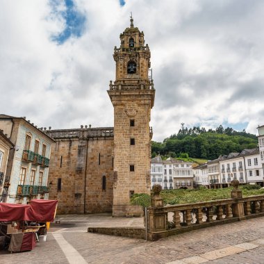 Mondendo Katedrali 'nin kulesi. Seyyahların Santiago, Galiçya' daki Camino 'dan geçtiği yer.